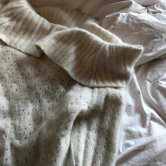 banana republic off the shoulder Fleese sweater - Picture 3 of 4